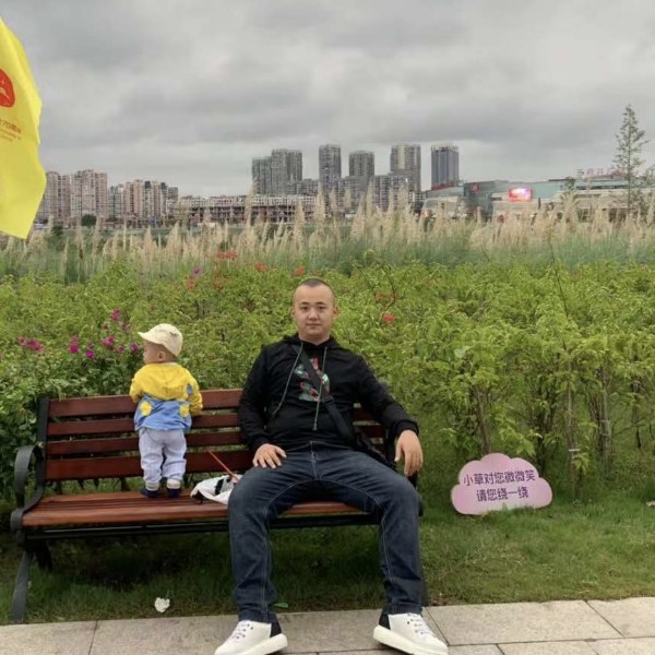 英俊苦恋红尘的照片