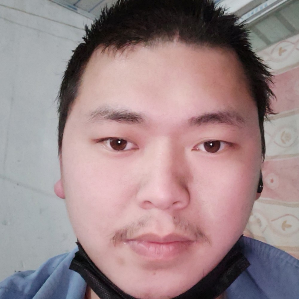 辛勤倾心小松鼠的照片