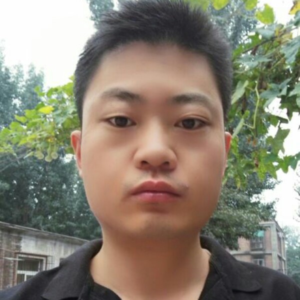 强健迎蜻蜓的照片