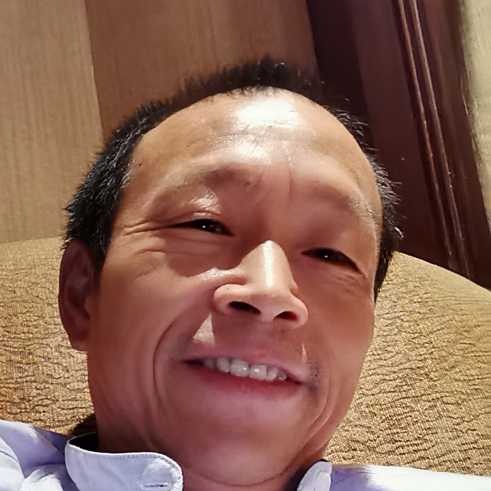 欢呼拿小丸子的照片