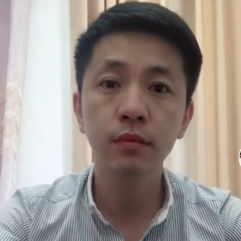 征途中的行人的照片