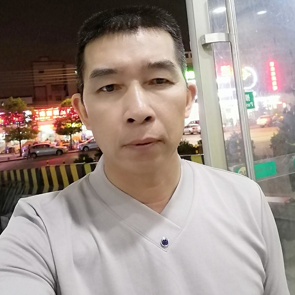 独寂蹁跹小松鼠的照片