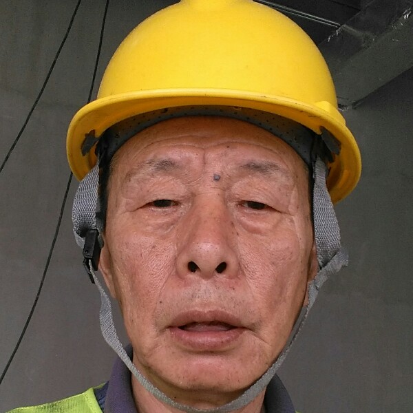 贪玩挽手溪流的照片
