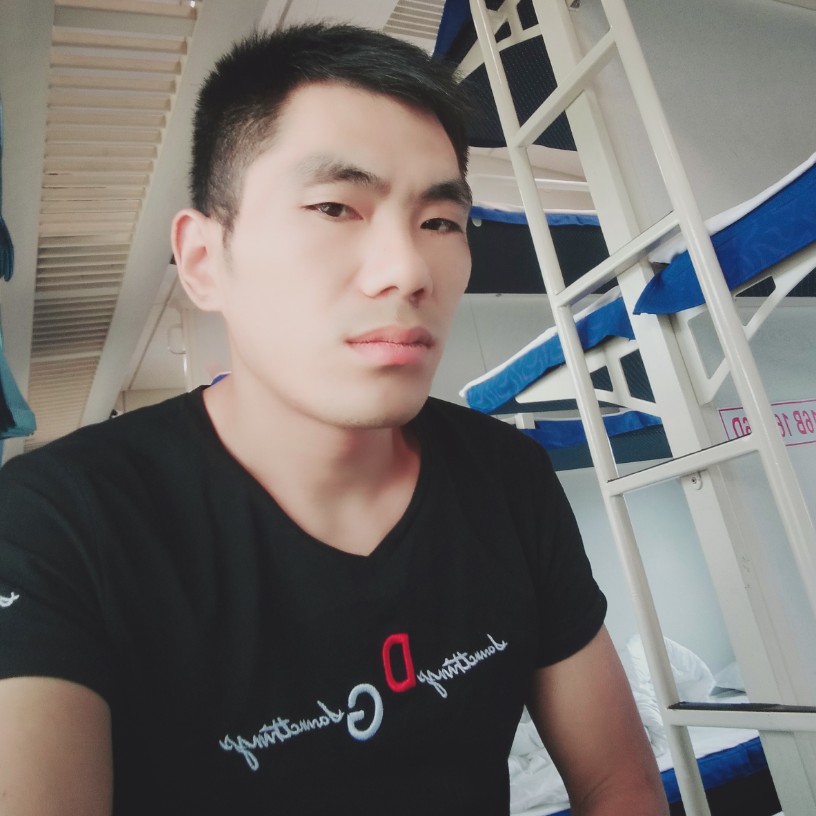 秋月的认真的照片