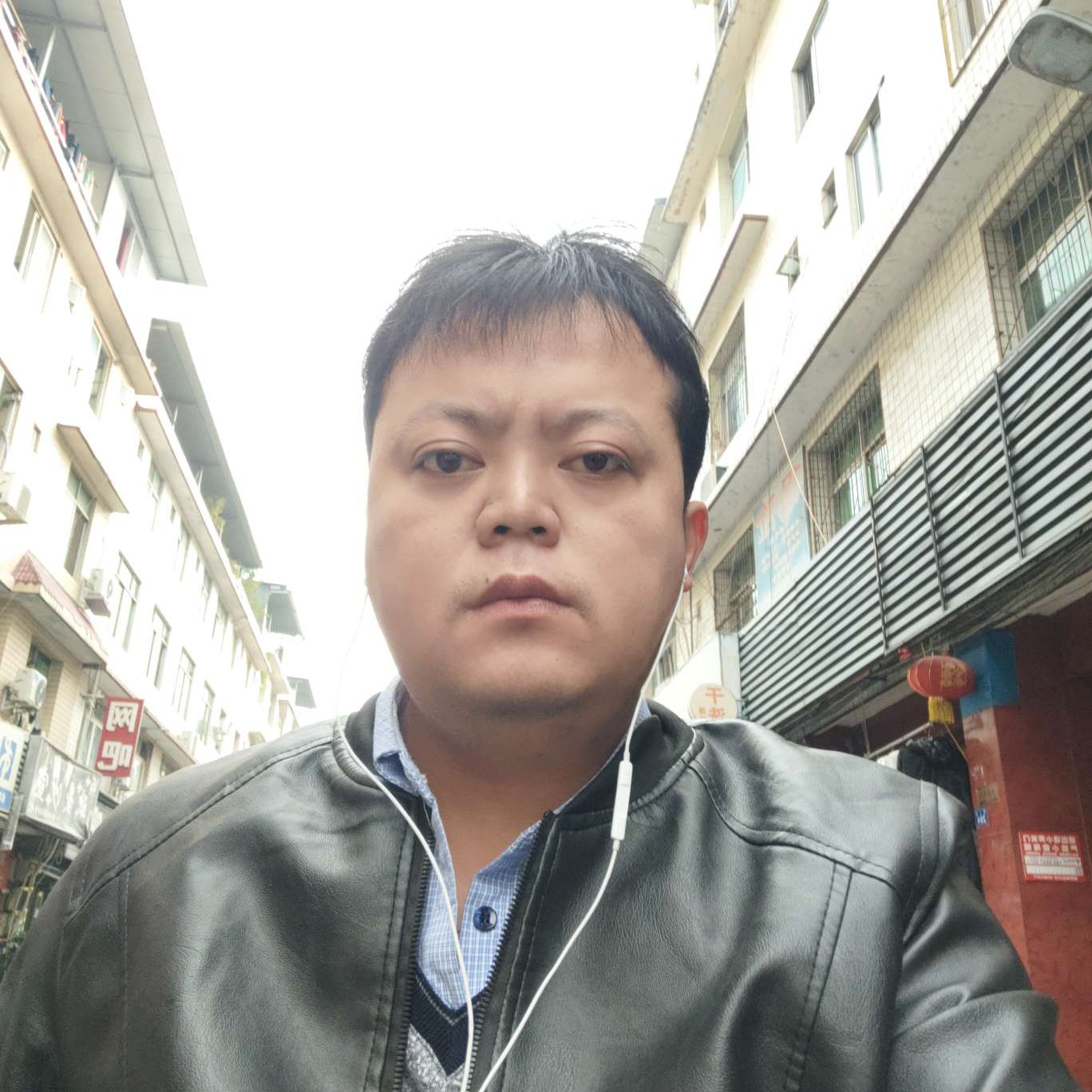 背后闻方盒的照片