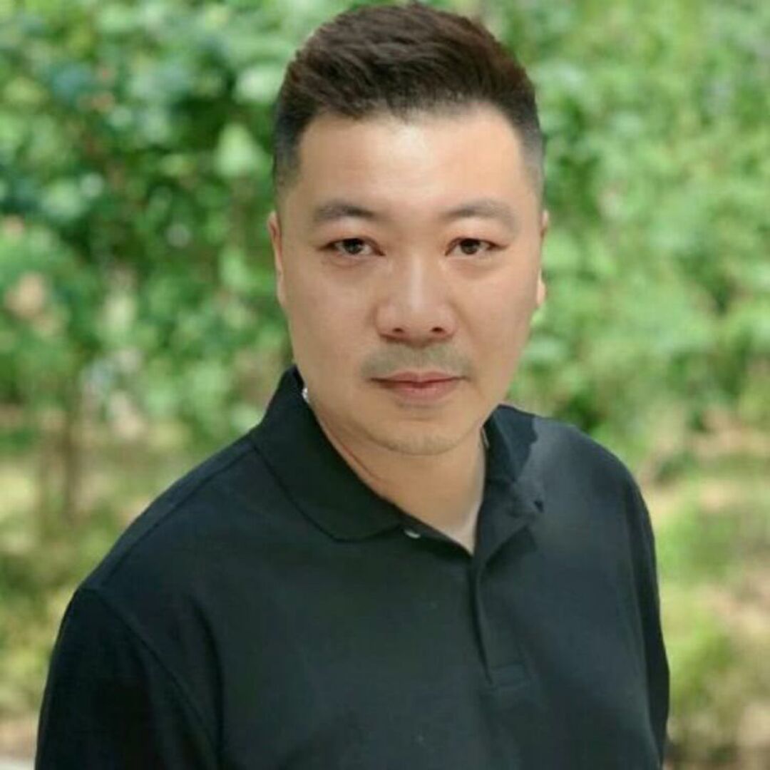 灵巧倾心红牛的照片