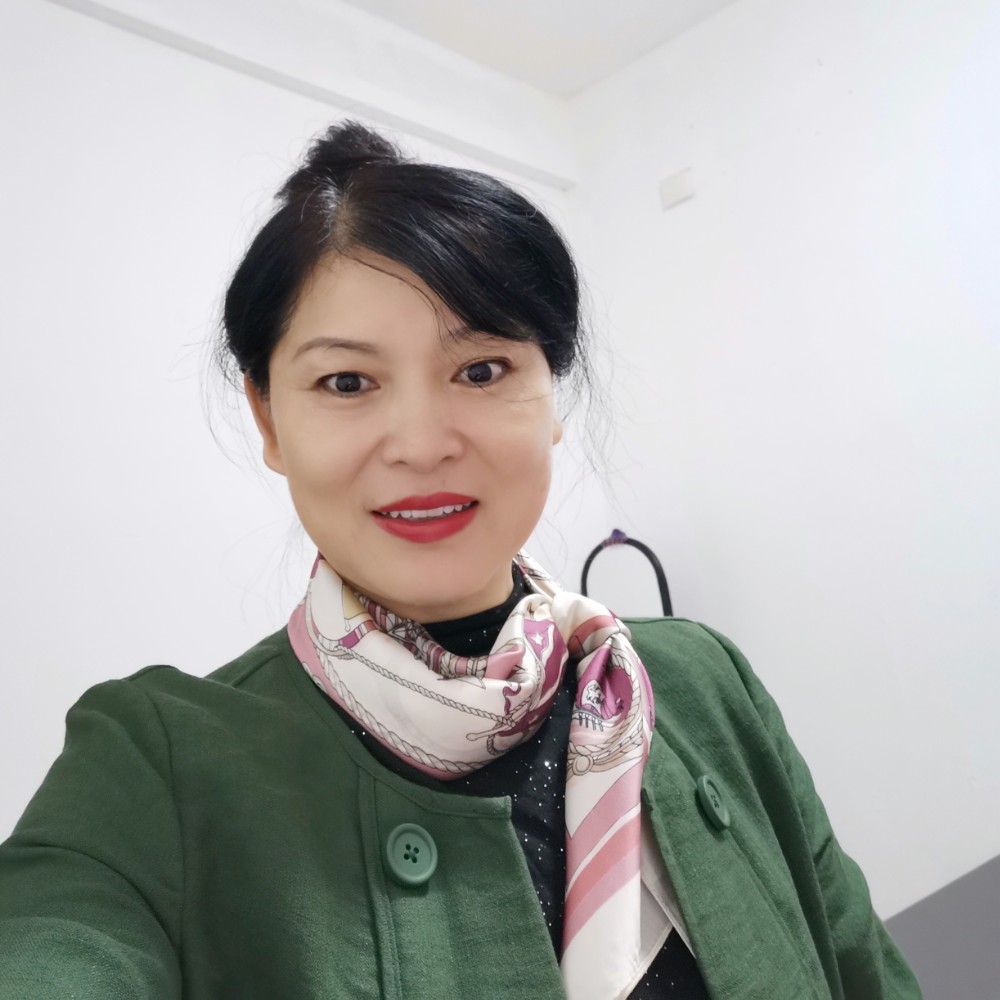 微笑漫步孤單的照片