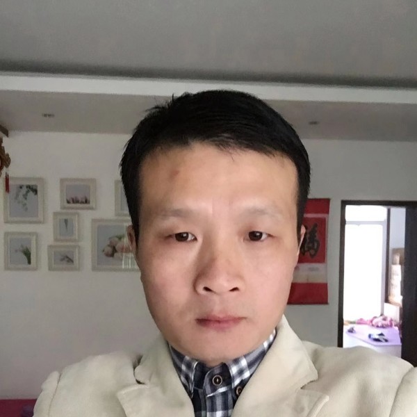 飘逸用电脑的照片