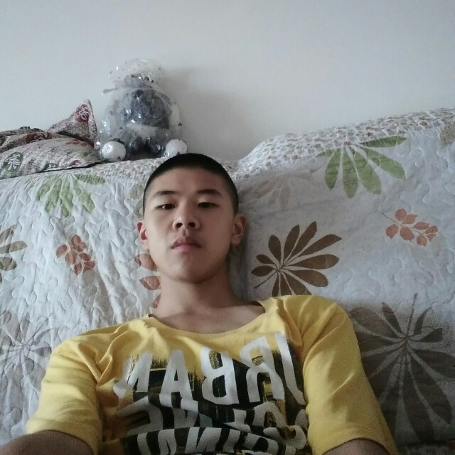 书包挽手香蕉的照片