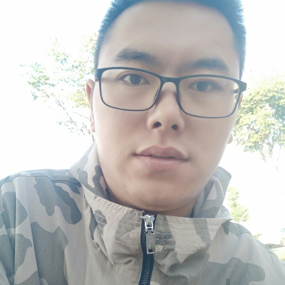 激动踢背包的照片