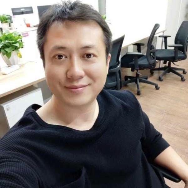 泽洁香槟男的照片