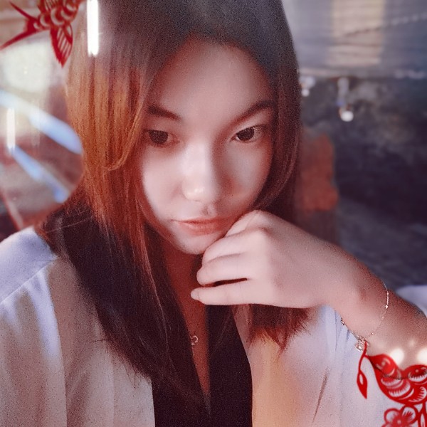 朴实浅吻西装的照片