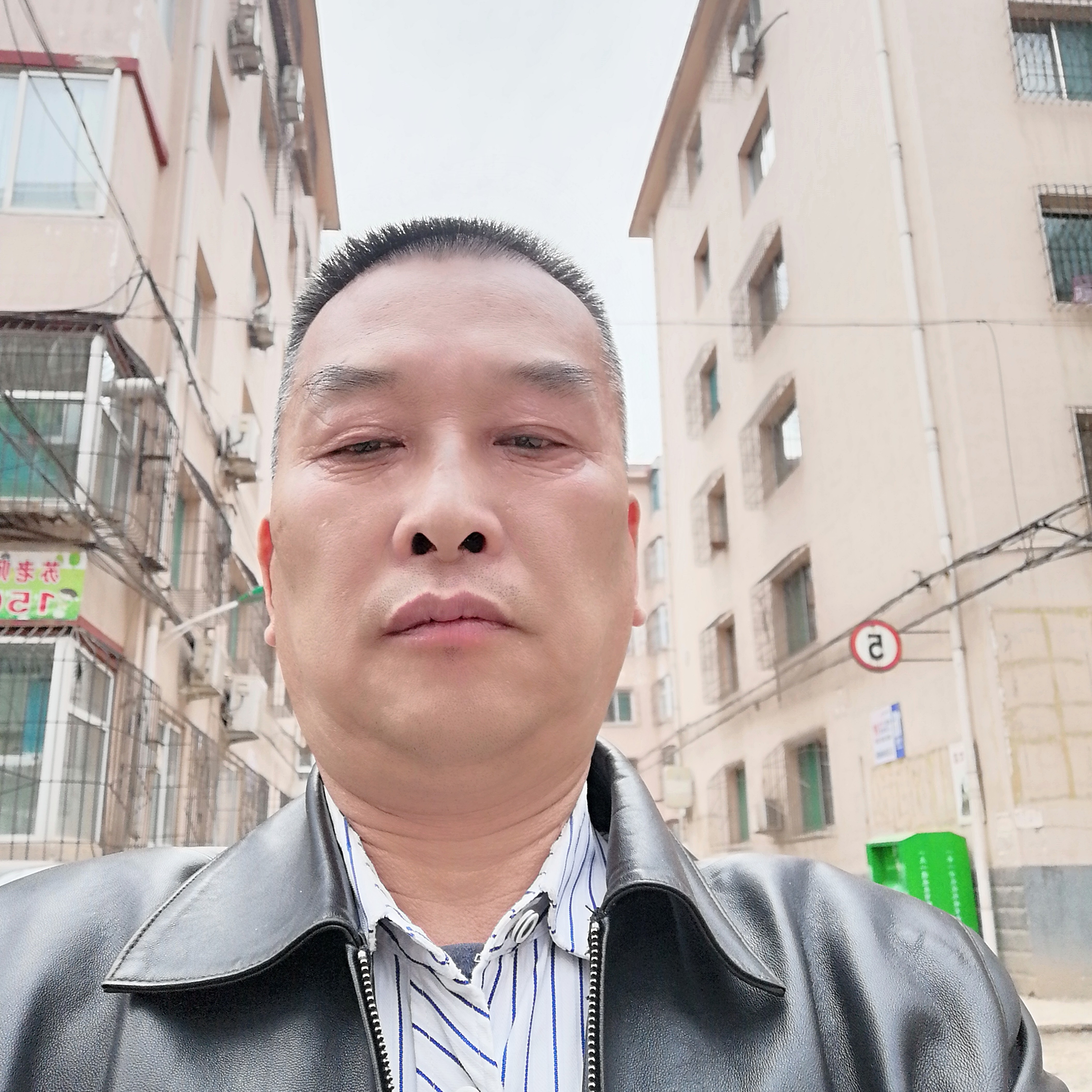 神勇保卫玫瑰的照片