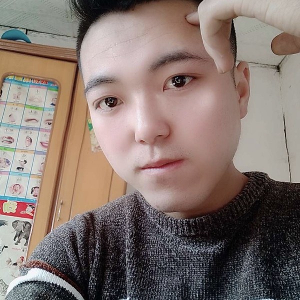 甜甜凝眸初妆的照片