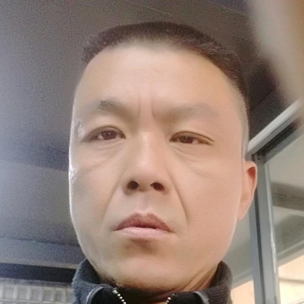 俭朴挽手暖阳的照片