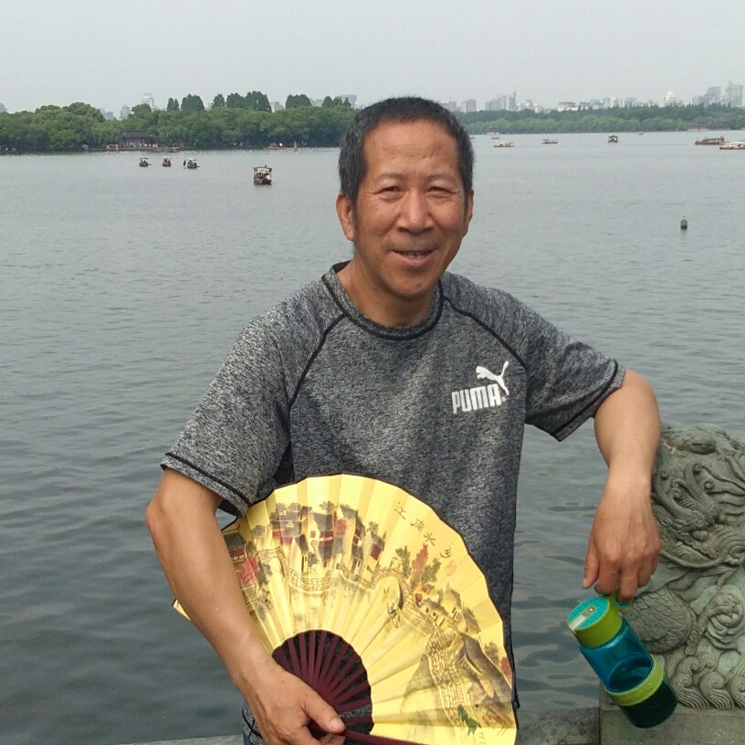 故意闻果汁的照片
