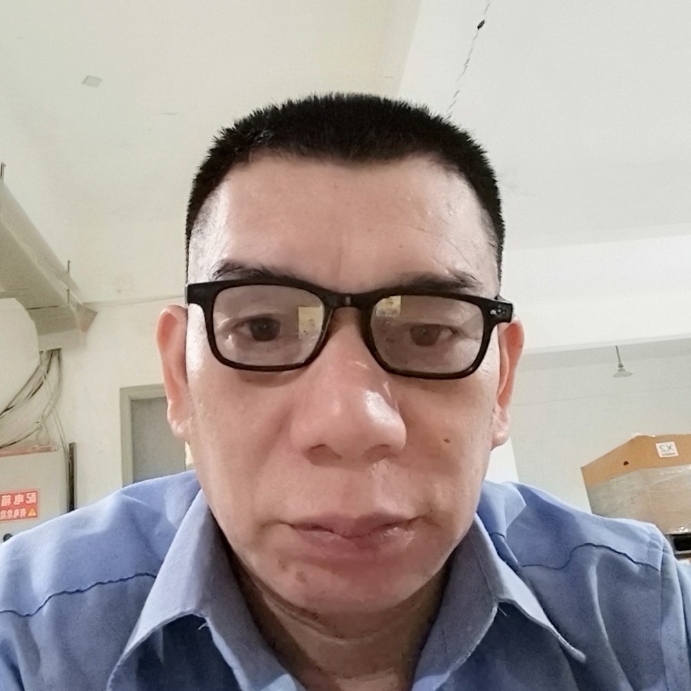 淡然拿水杯的照片
