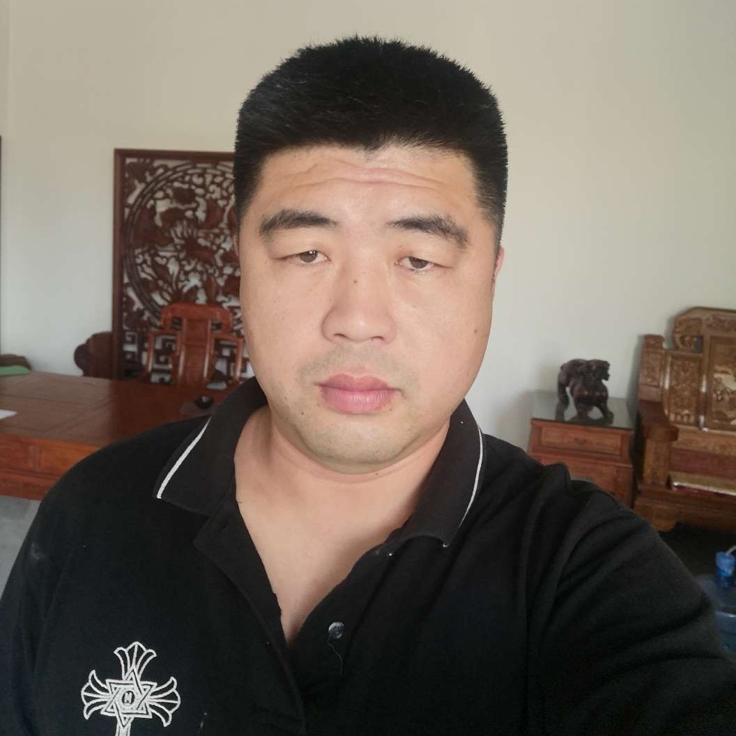 激动拿战斗机的照片