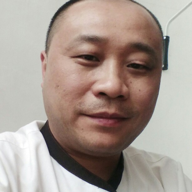 热情踢大叔的照片