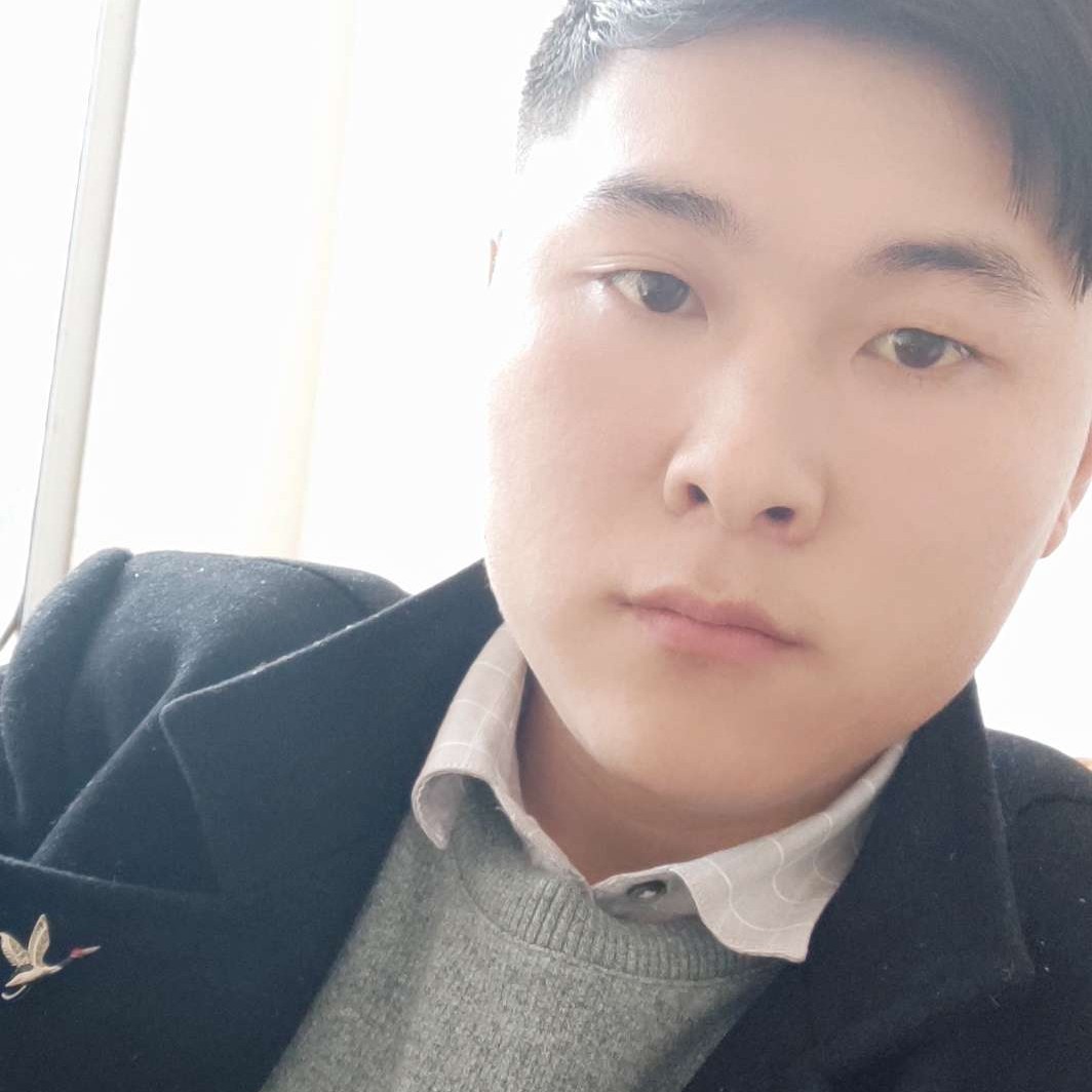 安详打铅笔的照片