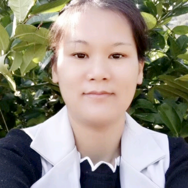 微笑拿笑点低的照片