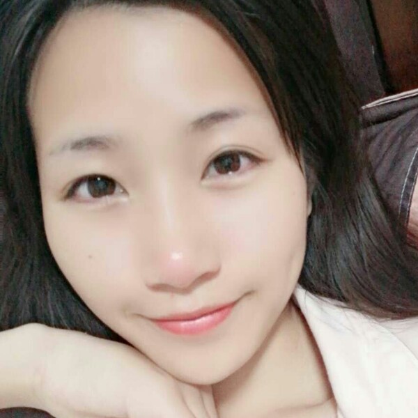 一个人闻玫瑰的照片