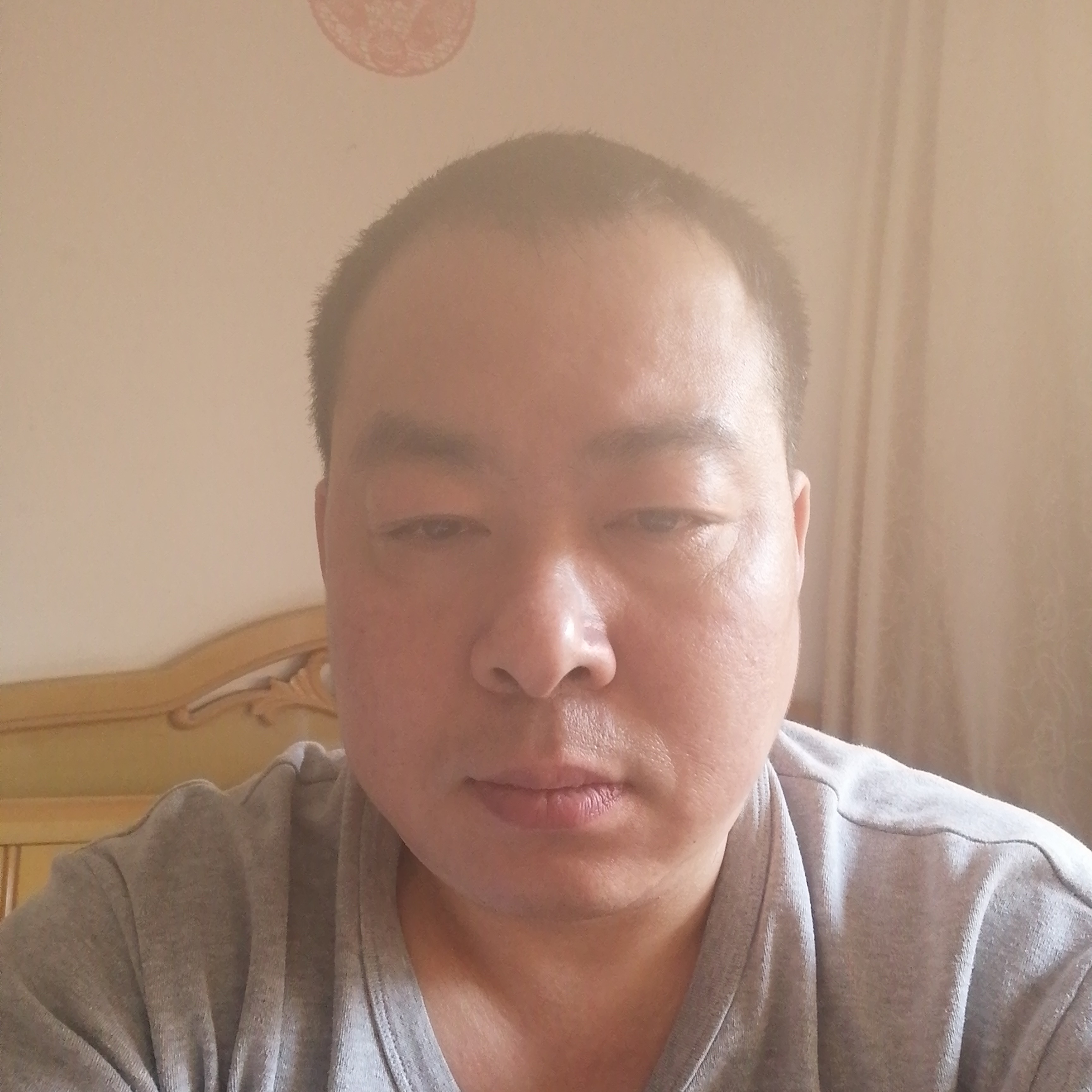 温柔放弃枕头的照片