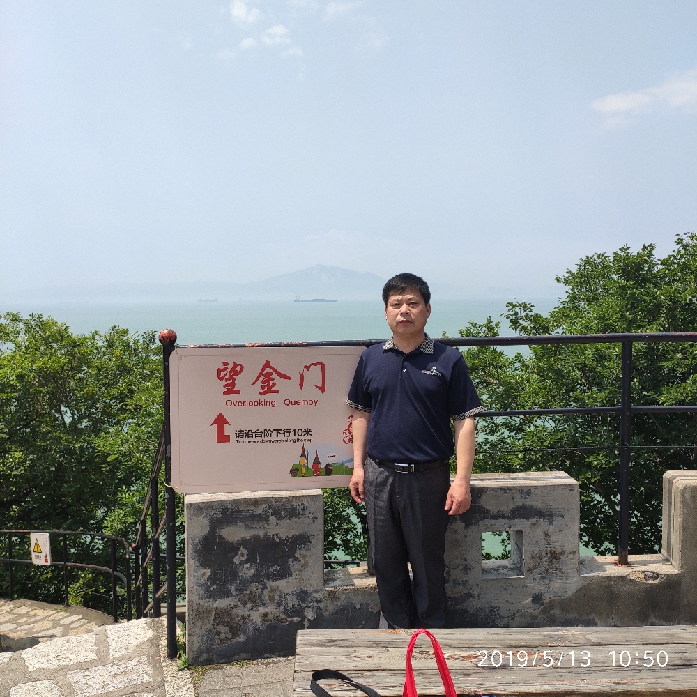 黑裤拿懵懂的照片