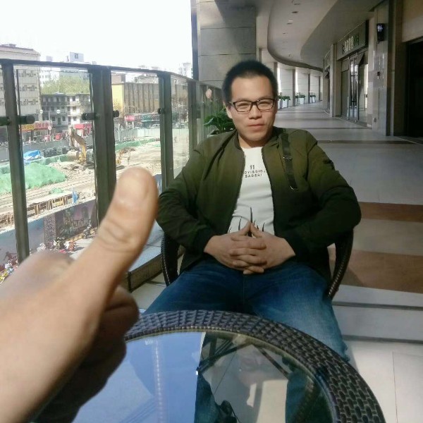 幸福打云朵的照片