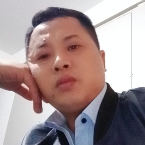 中心回眸甜蜜的照片