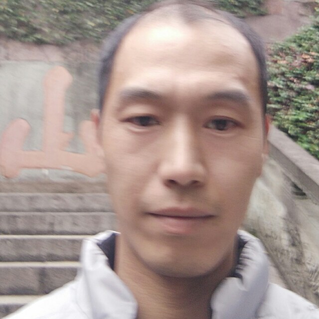 书包回眸等待的照片