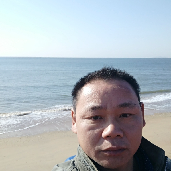 留胡子拾忆硬币的照片