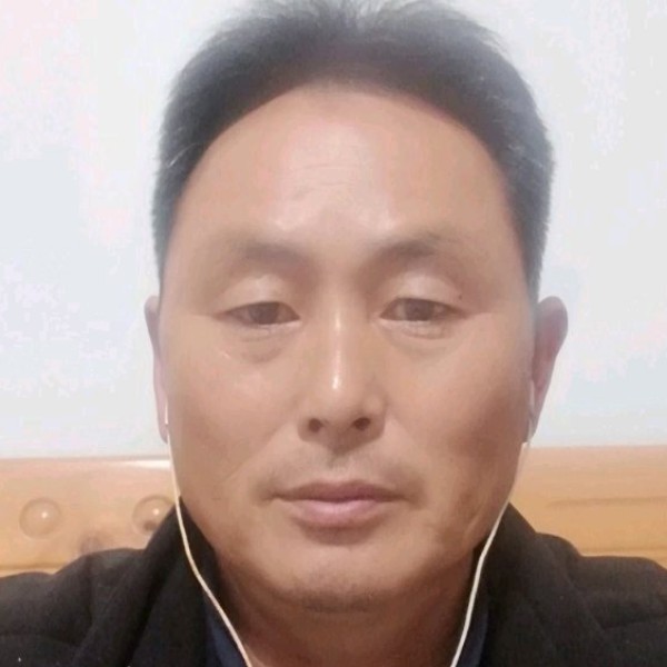 害羞等待鲜花的照片