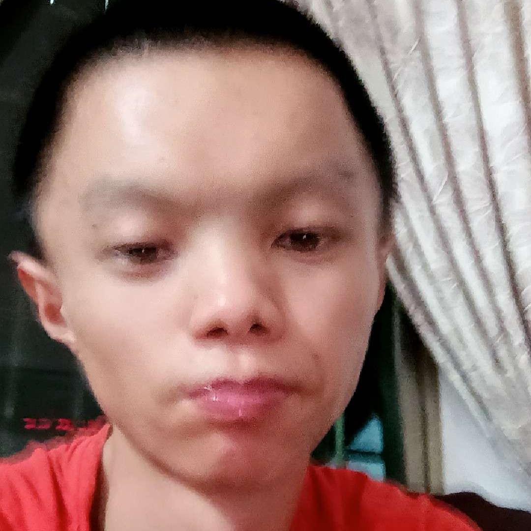 妩媚回首白猫的照片