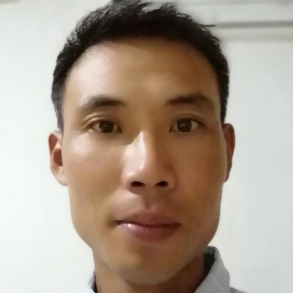 等在路口的照片