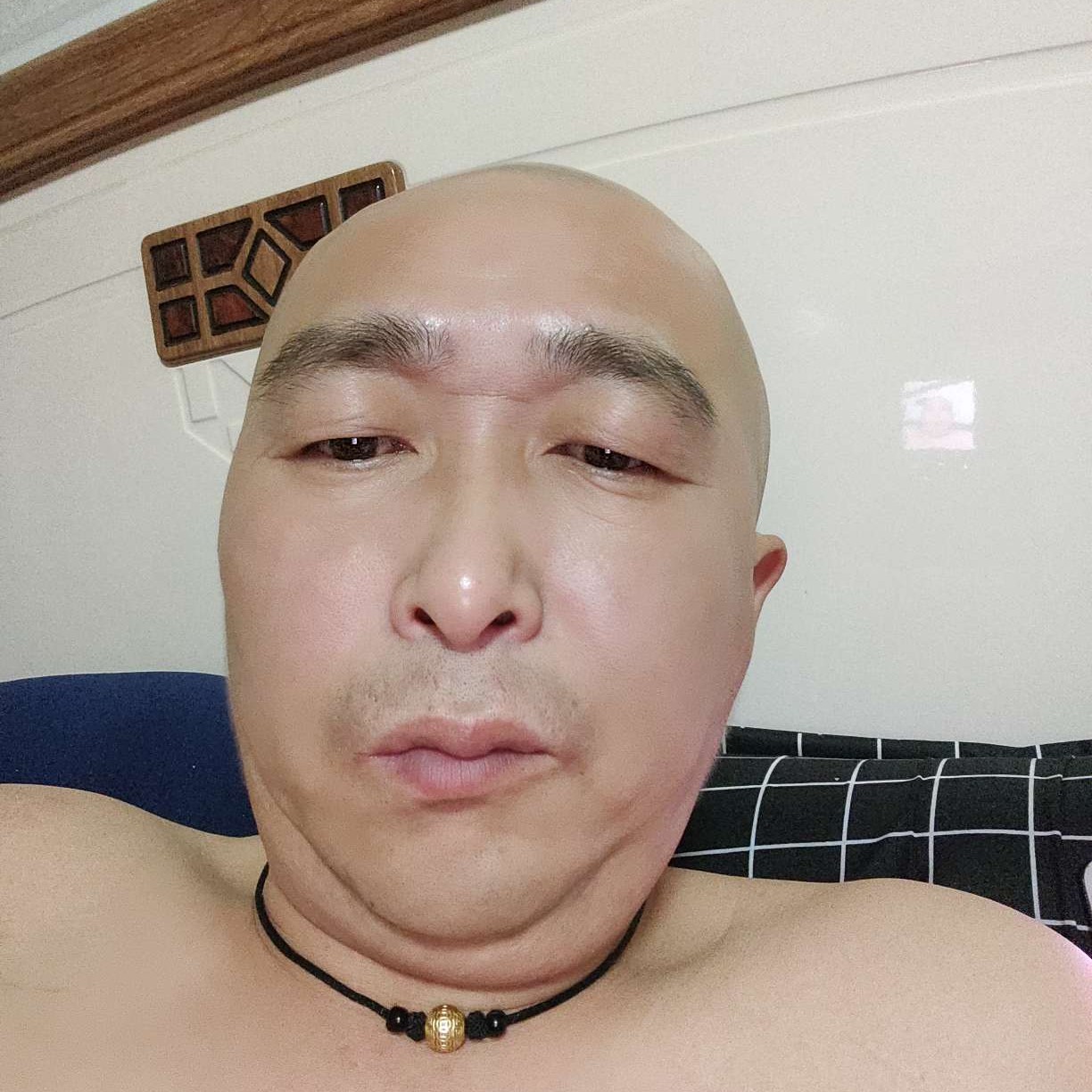 平常凝眸小伙的照片