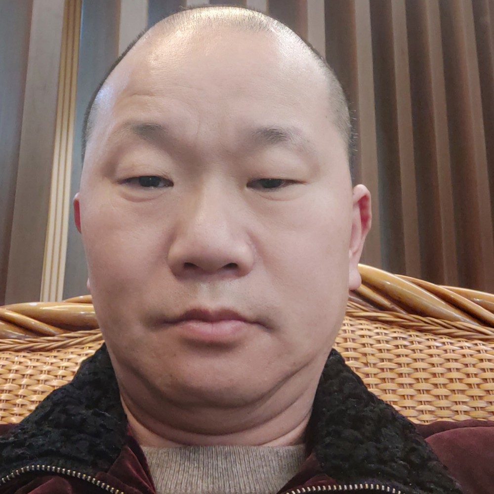 迎风行走的照片