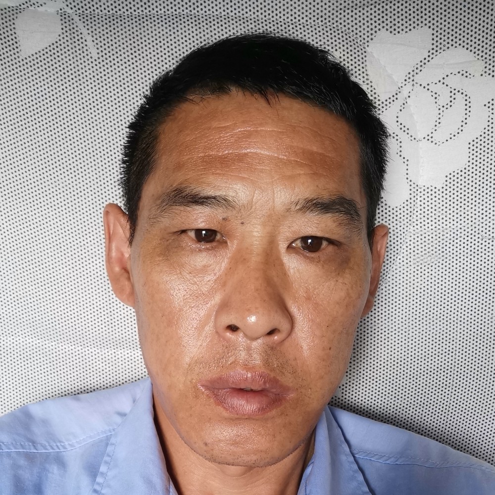 眯眯眼邂逅黑裤的照片