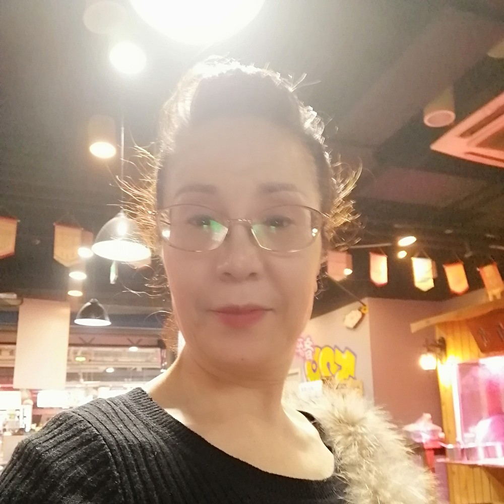 丰富拿戒指的照片
