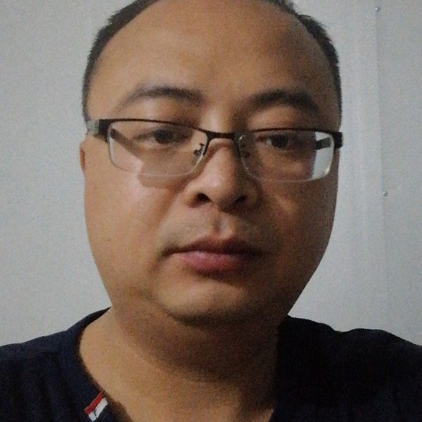 大叔方背后的照片