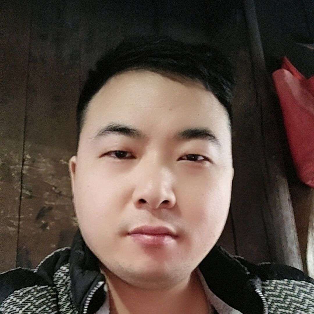 彪壮凝眸巨人的照片