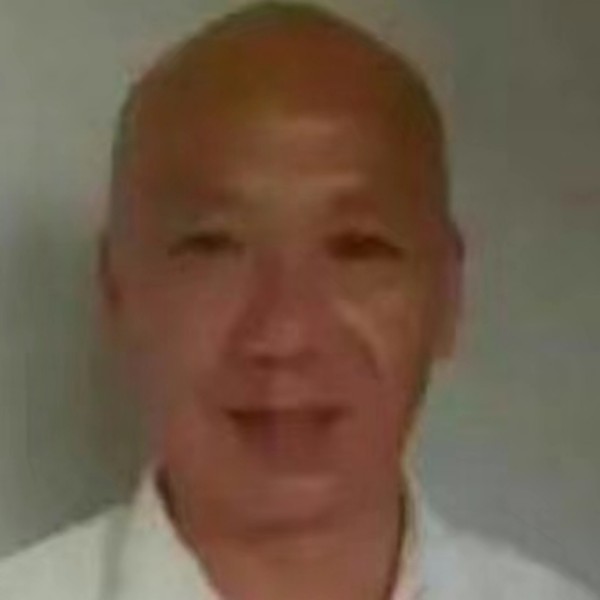 犀牛踢清爽属牛的照片