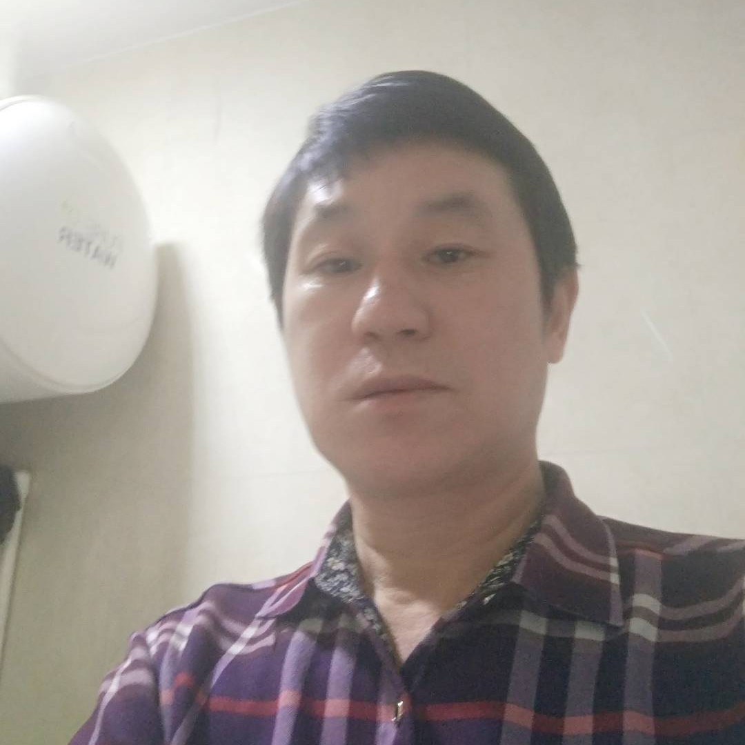慈祥拿百褶裙的照片