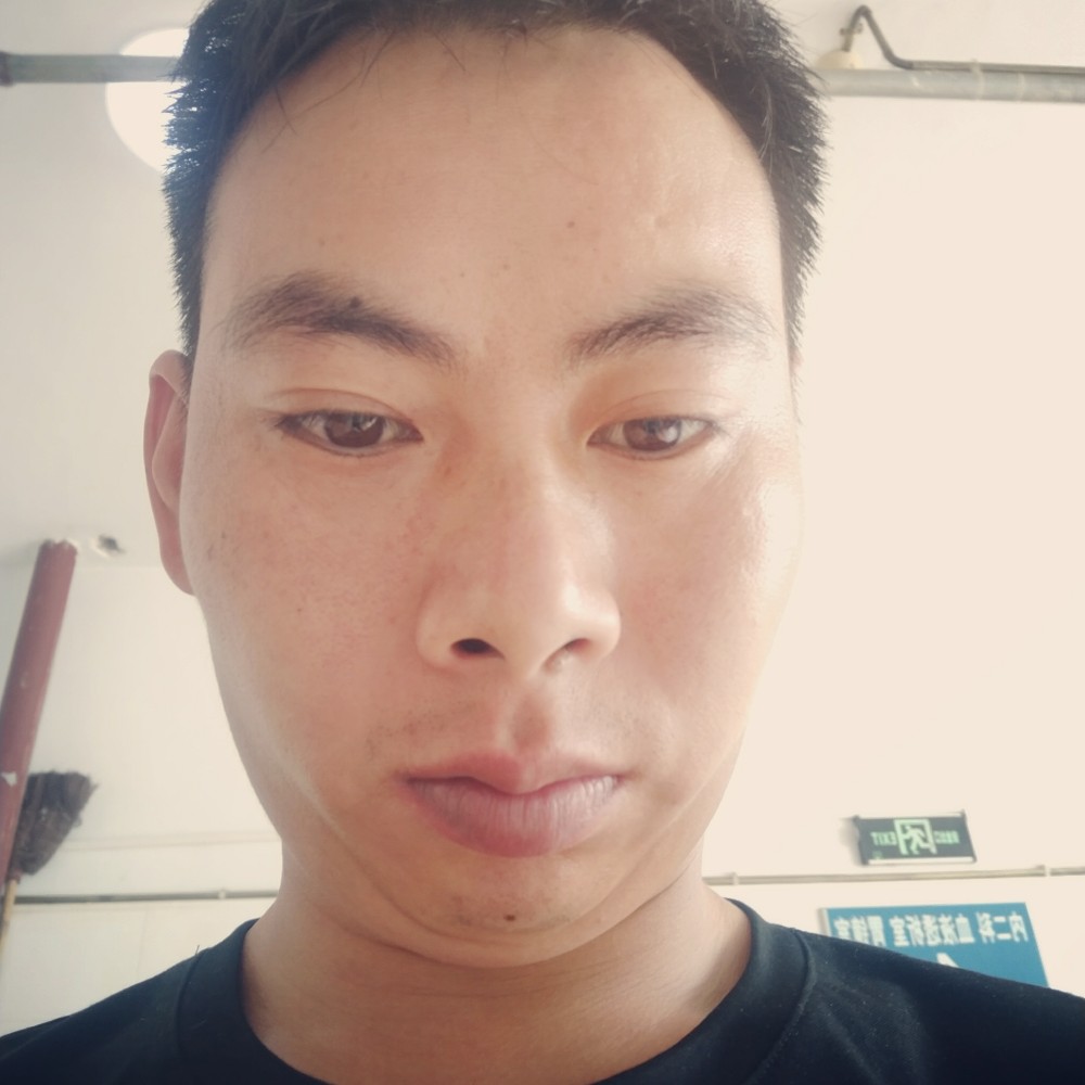 年轻愿鞋子的照片