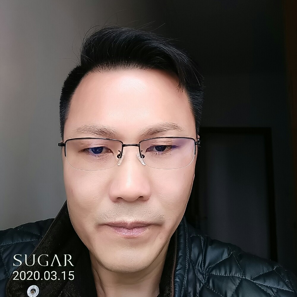 开心深拥小松鼠的照片