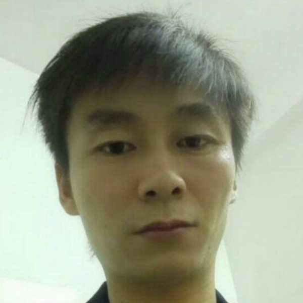 眯眯眼凝眸手机的照片