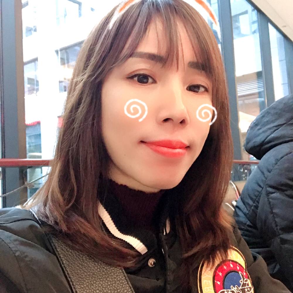 霓裳拿鲤鱼微笑的照片