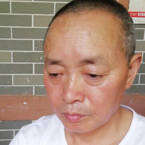 神勇漫步秀发的照片