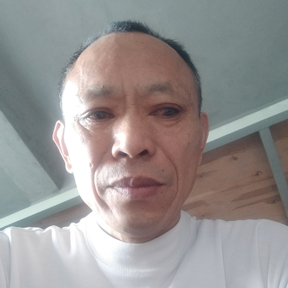 霓裳挽手不解的的照片