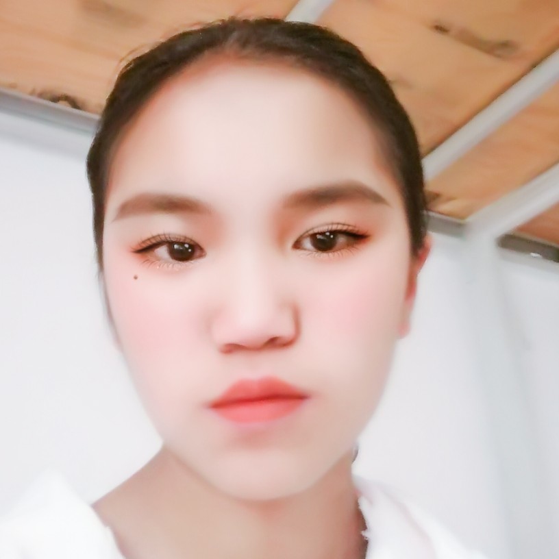 明媚回眸云朵的照片